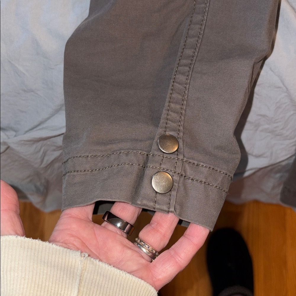 Miss Me Capri Y2K Lowrise cargo with lace, rhinestones and Pickets. EUC size 26 - Picture 9 of 14